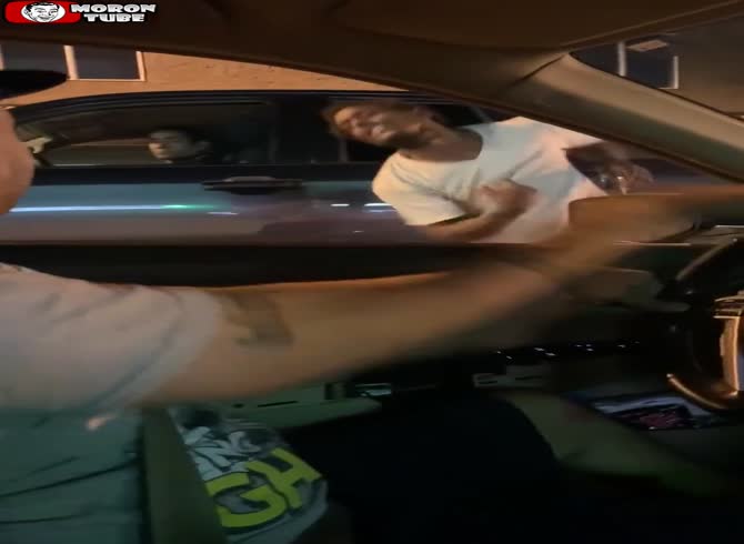 Video :They encounter a zombie while traveling